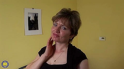 Hetta - This Housewife Loves To Show What Makes Her Horny