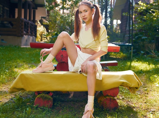 Cutie orgasms on a bench